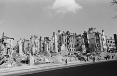 Ukrajna, Kijev, a Hrescsatik sugárút felrobbantott épületei, balra a Szpartak mozi és étterem, jobbra a Gyetszkij Mir (Gyermekvilág) áruház romjai., 1942, Konok Tamás id, háborús kár, épületkár, Fortepan #43099