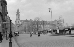 Magyarország, Budapest I., Batthyány tér, háttérben az Erzsébet apácák kórháza és temploma., 1952, Fortepan, járókelő, teherautó, utcakép, életkép, bódé, buszmegálló, kockakő, szemetes, Budapest, Fortepan #4310