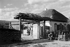 Oroszország, Koltunovka, 1942, Konok Tamás id, zsúptető, boronafal, fonott kerítés, Fortepan #43103