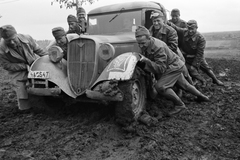 Polski-Fiat 508 típusú gépkocsi., 1942, Konok Tamás id, közlekedés, keleti front, Polski Fiat-márka, második világháború, lengyel gyártmány, rendszám, Polski Fiat 508, Best of, sár, motoros szemüveg, ablaktörlő, magyar katona, bőrkabát, betolás, Fortepan #43121