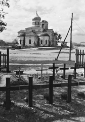 Oroszország, Alekszejevka, hősi temető, háttérben a Szentháromság templom., 1942, Konok Tamás id, Szovjetunió, keleti front, templom, második világháború, temető, rohamsisak, hadisír, Orosz ortodox egyház, Fortepan #43153