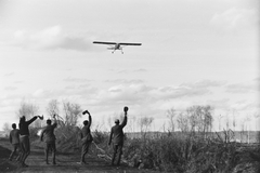 A magyar légierő Fieseler Fi-156C futárrepülőgépe., 1942, Konok Tamás id, keleti front, német gyártmány, repülőgép, MKHL, második világháború, integetés, Fieseler-márka, Fieseler Fi 156 Storch, üdvözlés, Fortepan #43157