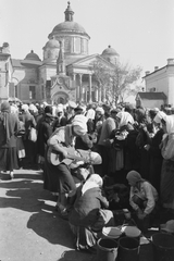 Oroszország, Alekszejevka, piac, háttérben a Szent Kereszt (Kresztovozdvizsenszkaja) templom., 1942, Konok Tamás id, zeneművészet, Szovjetunió, keleti front, templom, hangszer, második világháború, gitár, Fortepan #43184