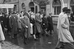 Hungary, Győr, Árpád út a Teleki László utca sarokról fényképezve, szemben a Árpád út 51/a és 51/b. Május 1-i felvonulás résztvevői., 1947, Konok Tamás id, hat, street view, umbrella, Fortepan #43242