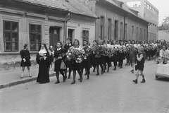 Magyarország, Győr, Bástya utca az Új kapu utca felé nézve, ballagás., 1943, Konok Tamás id, babakocsi, ünnepség, apáca, Fortepan #43246