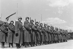 Magyarország, Budapest XXII., Budatétény, Gyöngyszem utca - Húr utca sarok, a Magyar Királyi Haditudósító század laktanyája, díszsorfal., 1942, Konok Tamás id, katonaság, Budapest, vigyázállás, Fortepan #43248