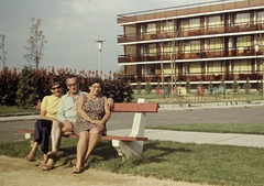 Magyarország,Balaton, Siófok,Balatonszéplak, Deák Ferenc sétány 10., a Hírlapkiadó Vállalat üdülője., 1967, Fortepan, utcabútor, színes, csoportkép, Fortepan #4325