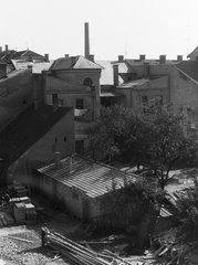 Magyarország, Győr, kilátás id. Konok Tamás lakásából (Árpád út 14. II. em.) a Szent István (Sztálin) út 15. és 17. udvarára., 1949, Konok Tamás id, háztető, kémény, Fortepan #43255