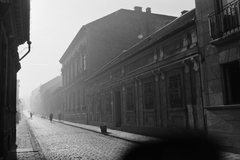 Magyarország, Víziváros, Budapest I., Toldy Ferenc utca a Toldy Ferenc Gimnáziumtól a Donáti utca felé nézve., 1940, Konok Tamás id, napsütés, utcakép, életkép, utcaseprő, Budapest, Fortepan #43290