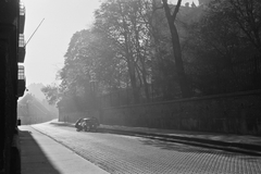 Magyarország, Víziváros, Budapest I., Donáti utca, jobbra a Toldy Ferenc Gimnázium., 1940, Konok Tamás id, napsütés, utcakép, automobil, keramit, Budapest, Fortepan #43291