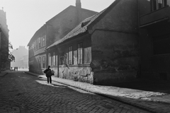 Magyarország, Víziváros, Budapest I., Gyorskocsi utca, háttérben folytatása, az Iskola utca., 1940, Konok Tamás id, napsütés, utcakép, eladó, Budapest, Fortepan #43292