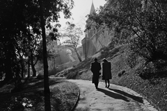 Magyarország, Budapest I., Gimnázium utca, sétány az Iskola lépcső és a Halászbástya között a budai Vár keleti várfala mellett., 1943, Konok Tamás id, Budapest, Fortepan #43317