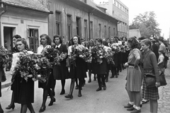 Magyarország, Győr, Bástya utca az Új kapu utca felé nézve, ballagás., 1943, Konok Tamás id, ünnepség, Fortepan #43335