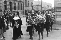 Magyarország, Győr, Új Kapu utca a Bástya utcai kereszteződésből nézve, ballagás., 1943, Konok Tamás id, ünnepség, apáca, Fortepan #43336