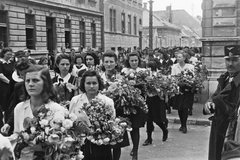 Magyarország, Győr, Új Kapu utca a Bástya utcai kereszteződésből nézve, ballagás., 1943, Konok Tamás id, ünnepség, Fortepan #43337