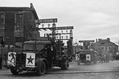 Hungary, Győr, Vágóhíd utca - Fehérvári utca kereszteződése, háttérben a Győri Textilművek épülete. Május 1-i felvonulás., 1947, Konok Tamás id, Hungarian brand, commercial vehicle, Rába-brand, Fortepan #43349