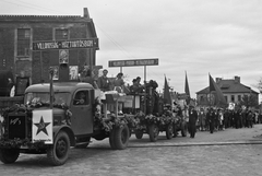 Hungary, Győr, Vágóhíd utca - Fehérvári utca kereszteződése, háttérben a Győri Textilművek épülete. Május 1-i felvonulás., 1947, Konok Tamás id, Hungarian brand, commercial vehicle, furniture, Rába-brand, kitchen, Fortepan #43350