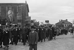 Hungary, Győr, Vágóhíd utca - Fehérvári utca kereszteződése, háttérben a Győri Textilművek épülete. Május 1-i felvonulás., 1947, Konok Tamás id, portrait, march, Mátyás Rákosi-portrayal, hands behind the back, Fortepan #43366