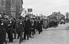 Hungary, Győr, Vágóhíd utca - Fehérvári utca kereszteződése, háttérben a Győri Textilművek épülete. Május 1-i felvonulás., 1947, Konok Tamás id, hat, commercial vehicle, Fortepan #43367