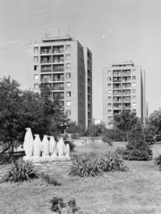 Magyarország, Budapest XVIII., Lakatos úti lakótelep, Építő út 4., 1975, Kádas Tibor, szobor, park, lakótelep, pingvin, Budapest, Fortepan #4341