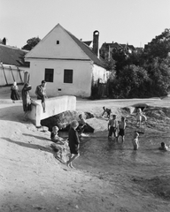 Magyarország, Fertőrákos, híd a Rákos patak felett., 1940, Konok Tamás id, híd, kőhíd, korláton ülni, Fortepan #43444