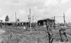 Oroszország, Visnyevo, hadifogolytábor, magyar hadsereg által adott őrség, háttérben a Szűz Mária Közbenjárása templom., 1942, Konok Tamás id, Szovjetunió, keleti front, templom, második világháború, nádtető, hadifogoly, Fortepan #43474