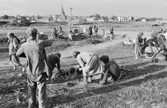 Oroszország, Lgov, menekültek a Szejm folyó átkelőjénél., 1942, Konok Tamás id, Szovjetunió, keleti front, második világháború, főzés, fejkendő, menekült, Fortepan #43487