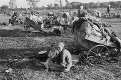 Oroszország, Lgov, menekültek a Szejm folyó átkelőjénél., 1942, Konok Tamás id, Szovjetunió, keleti front, második világháború, fejkendő, menekült, Fortepan #43488