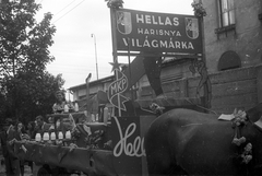 Hungary, Győr, Gyárváros, ipartelep, május 1-i felvonulás., 1947, Konok Tamás id, Horse-drawn carriage, coach, 1st of May parade, textile industry, factory, Fortepan #43548