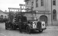 Hungary, Győr, Gyárváros, ipartelep, május 1-i felvonulás., 1947, Konok Tamás id, flag, commercial vehicle, political decoration, 1st of May parade, Red Star, ad truck, factory, Fortepan #43554