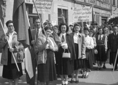 Magyarország, Győr, Széchenyi tér 3., május 1-i felvonulás résztvevői., 1953, Konok Tamás id, zászló, cégtábla, felvonulás, május 1, jelmondat, Fortepan #43564