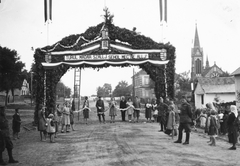 Magyarország, Vállaj, Szabadság utca, az Észak-Erdélybe bevonuló csapatok számára épített díszkapu, háttérben a katolikus templom., 1940, Konok Tamás id, területgyarapodás, templom, diadalkapu, Fortepan #43578