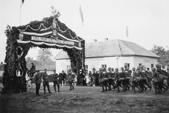 Magyarország, Vállaj, Szabadság utca, az Észak-Erdélybe bevonuló csapatok számára épített díszkapu., 1940, Konok Tamás id, területgyarapodás, diadalkapu, Fortepan #43588