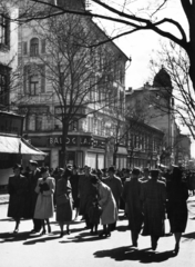 Magyarország, Győr, Baross Gábor út a Kisfaludy utca felől az Arany János utca kereszteződése felé nézve., 1941, Konok Tamás id, divat, séta, cégtábla, utcakép, Fortepan #43606