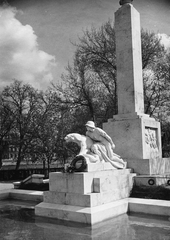 Magyarország, Győr, Radó-sziget, I. világháborús hősi emlékmű (Horvay János, 1938.), 1941, Konok Tamás id, Fortepan #43607