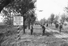 Magyarország,Románia, a trianoni határ megnyitása., 1940, Konok Tamás id, életkép, földút, fasor, határállomás, ásó, többnyelvű felirat, Fortepan #43630