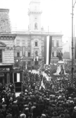 Szlovákia, Komárom, Klapka György tér, Városháza., 1938, Konok Tamás id, Csehszlovákia, területgyarapodás, zászló, tömeg, emlékmű, neoreneszánsz, középület, Klapka György-ábrázolás, Róna József-terv, Gerstenberger Ágost-terv, Arvé Károly-terv, Fortepan #43644