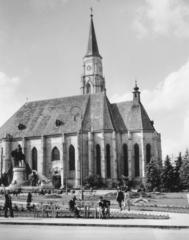 Románia,Erdély, Kolozsvár, Fő tér, Hunyadi Mátyás emlékműve és a Szent Mihály-templom., 1940, Konok Tamás id, templom, utcakép, életkép, lovas szobor, Mátyás király ábrázolás, Fortepan #43659