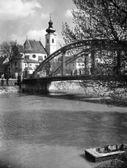 Magyarország, Győr, Kettős híd a Rába folyó felett a Bécsi kapu (Erzsébet) tér és a Radó-sziget között, háttérben a Karmelita templom., 1941, Konok Tamás id, csónak, barokk-stílus, vízpart, Kármeliták, Fortepan #43670