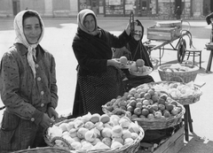 Magyarország, Győr, Széchenyi tér, piac., 1950, Konok Tamás id, piac, kofa, thonet, mérleg, Fortepan #43691