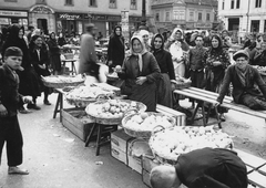 Magyarország, Győr, Széchenyi tér, piac., 1940, Konok Tamás id, cégtábla, életkép, hirdetőoszlop, gyümölcs, kosár, kofa, pult, Fortepan #43695