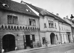 Magyarország, budai Vár, Budapest I., Országház utca a Fortuna közből nézve., 1940, Konok Tamás id, italbolt, cégtábla, utcakép, életkép, Budapest, Fortepan #43700