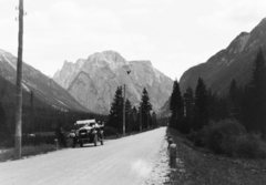 Olaszország, Dolomitok, az 51-es főút Dobbiaco és Carbonin között, szemben a Monte Piana., 1927, Konok Tamás id, erdő, amerikai gyártmány, tájkép, villanyoszlop, hegy, Hudson-Essex márka, automobil, Fortepan #43706