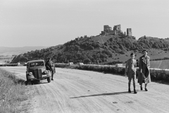 Magyarország, Csesznek, Vár a 82-es országútról. Lancia Aprilia személygépkocsi., 1941, Konok Tamás id, egyenruha, olasz gyártmány, látkép, fiú, zokni, hölgy, kabát, automobil, Lancia-márka, Lancia Aprilia, Fortepan #43731