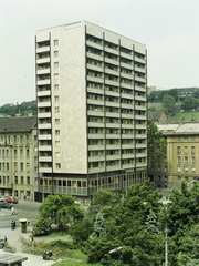 Magyarország, Budapest I., Alagút utcai toronyház az Attila út és a Pauler utca között, elöl a Horváth-kert egy része., 1972, Kádas Tibor, színes, utcakép, telefonfülke, magasház, Budapest, Fortepan #4374