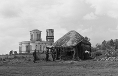 Oroszország, Visnyevo, hadifogolytábor, magyar hadsereg által adott őrség, háttérben a Szűz Mária Közbenjárása templom., 1942, Konok Tamás id, Szovjetunió, keleti front, második világháború, Fortepan #43769