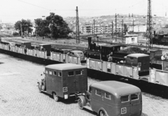 Magyarország, Budapest XI., Kelenföldi pályaudvar, a Haditudósító század bevagonírozott gépjárművei., 1942, Konok Tamás id, gőzmozdony, MÁV, vasút, teherautó, Rába-márka, második világháború, sorompó, automobil, rendszám, katonai rendszám, Budapest, Fortepan #43782