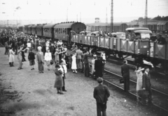 Magyarország, Budapest XI., Kelenföldi pályaudvar, a Haditudósító század bevagonírozott gépjárművei., 1942, Konok Tamás id, vasút, Budapest, Fortepan #43784