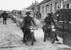 Magyarország, Budapest XXII., Budatétény, Gyöngyszem utca - Húr utca sarok, a Magyar Királyi Haditudósító század laktanyája, gépkocsi menetoszlop indulása., 1942, Konok Tamás id, amerikai gyártmány, motorkerékpár, katonaság, Chevrolet-márka, Zündapp-márka, automobil, Budapest, Fortepan #43787