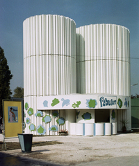 Magyarország, Városliget, Budapest XIV., Fabulon pavilon a BNV területén., 1973, Kádas Tibor, színes, nemzetközi vásár, pavilon, szemetes, tábla, Fabulon, Budapest, Fortepan #4381